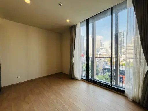 For rent: Noble Around Sukhumvit 33, 9th floor. Spacious, bright, and airy room. Book now!