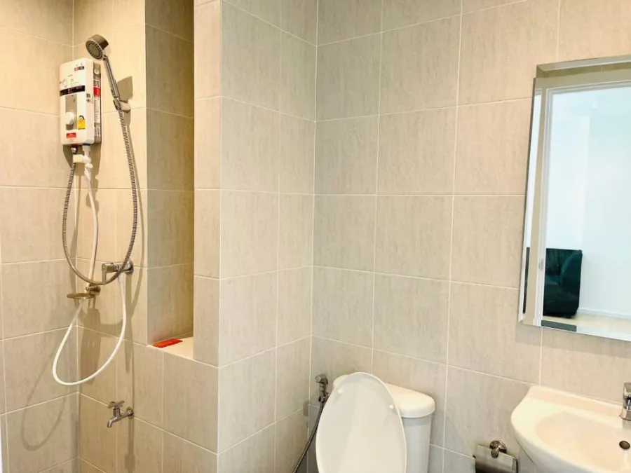 For rent, I Condo Serithai Green Space, white tone room, bright, open, comfortable to the eyes, comes with an affordable price, hurry and reserve.