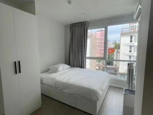 For rent: Blue Phahonyothin 35, corner room, bright, comfortable, private, with facilities. Don't wait.