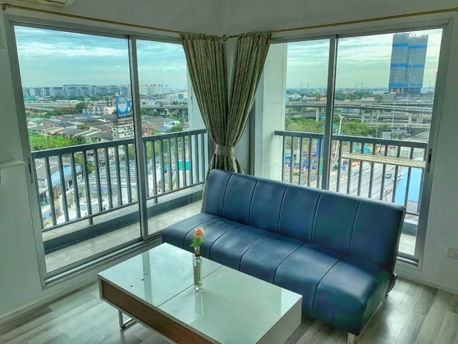 For rent, The Key Chaengwattana, corner room, L-shaped balcony. Beautiful city view. Built in well. Book quickly.
