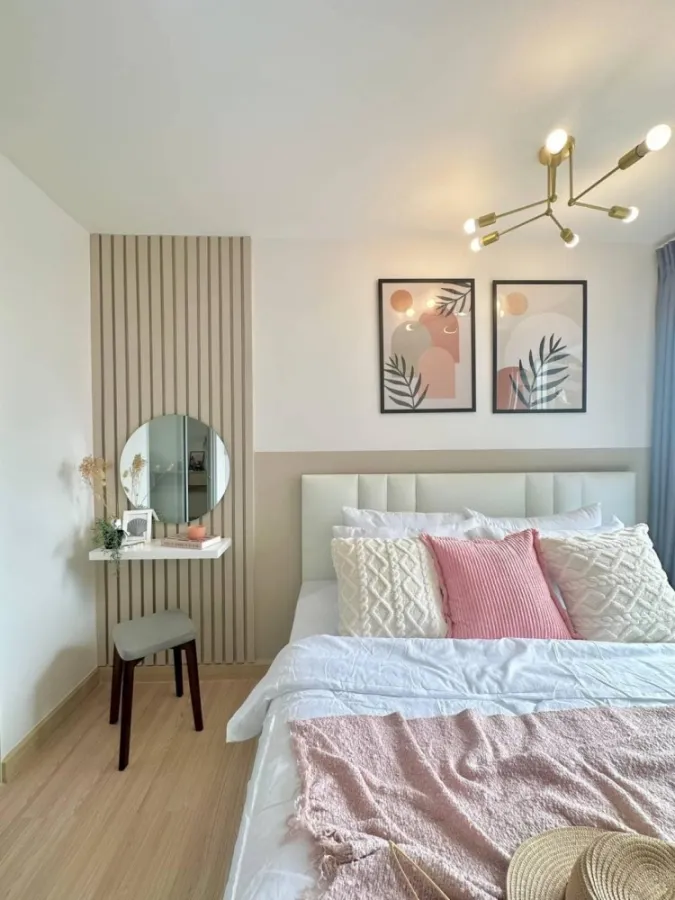 For sale A Plus Rattanathibet-Tiwanon, 4th floor, swimming pool view. The room is decorated very beautifully. The bed is very comfortable to sleep in.
