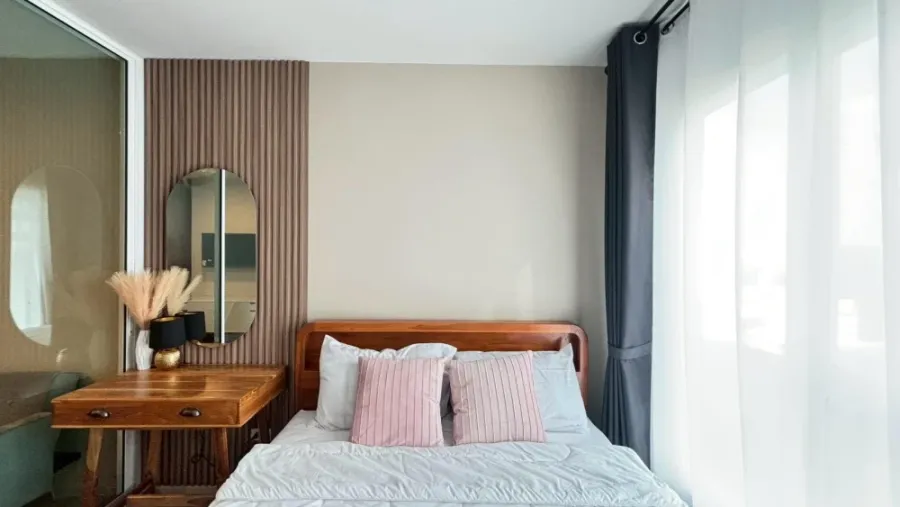For rent: Regent Home Bangna, beautifully decorated room with a theme, comes with complete furniture and amenities. Hurry and reserve now!