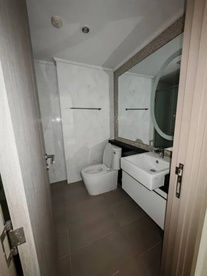 For sale: Supalai Oriental Sukhumvit 39, decorated with built-in furniture as shown in the picture. Good atmosphere, quiet. You'll regret it if you mi