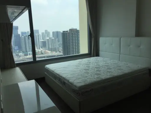For sale/rent: Q Asoke, 32nd floor, stunning city view, fully furnished, high-quality appliances. Book now!