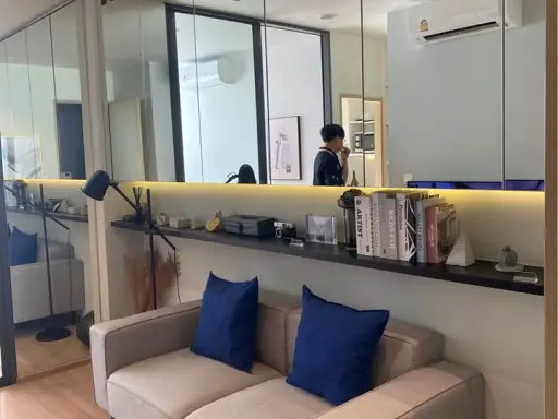 Selling down payment Skyrise Avenue Sukhumvit 64, 20th floor, separated room. Travel is extremely convenient. Don't miss it.
