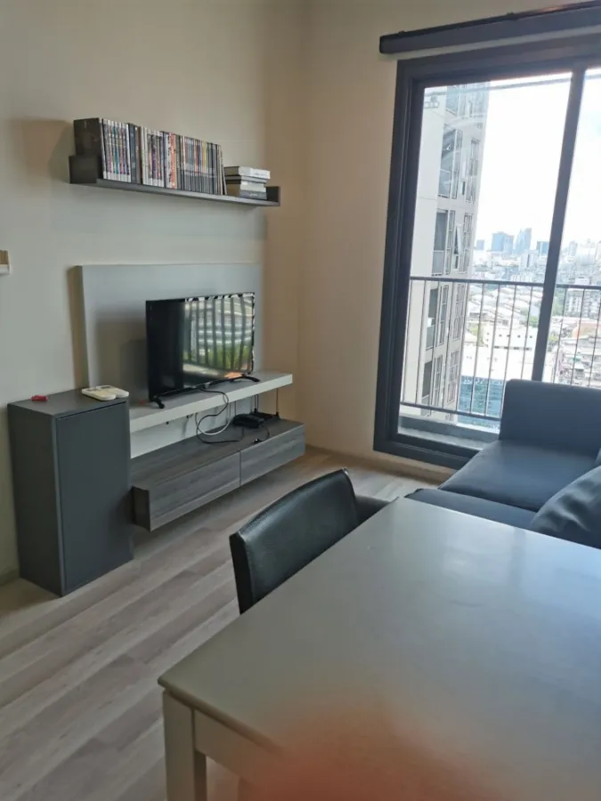 For rent Centric Ratchada-Huay Kwang. The room looks very nice. Get a great view of the city complete electrical appliances Hurry up and move