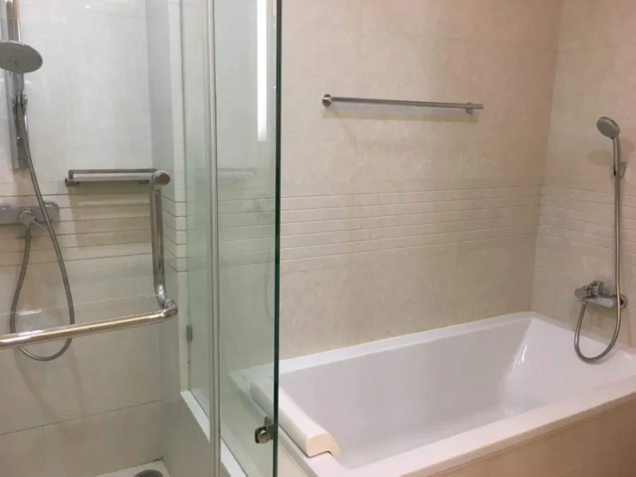 Condo for rent, Q Langsuan, large room, partitioned, beautifully decorated, comfortable to live in. Book first, get first.