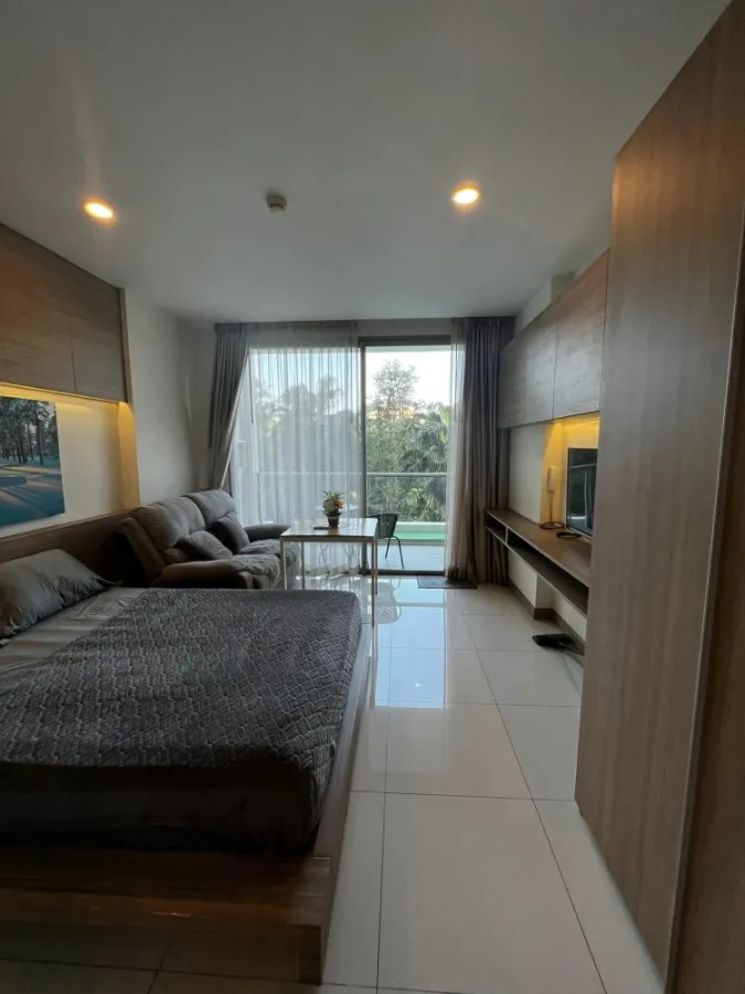 For rent: The Riviera Wongamat Beach (North Pattaya), beautifully decorated room, great furniture. You can come alone.