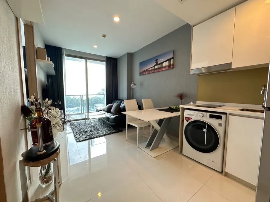 For sale: The Riviera Wong Amat Beach, corner room with privacy, luxuriously decorated, stylish, with beautiful wallpaper, sea view, book now.