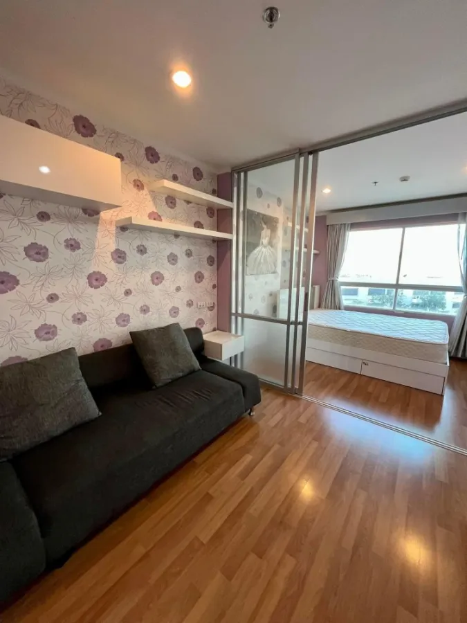 For rent, Lumpini Park Rama 9-Ratchada, 1 bedroom, with colorful wallpaper, very inviting, hurry to book before you miss it.