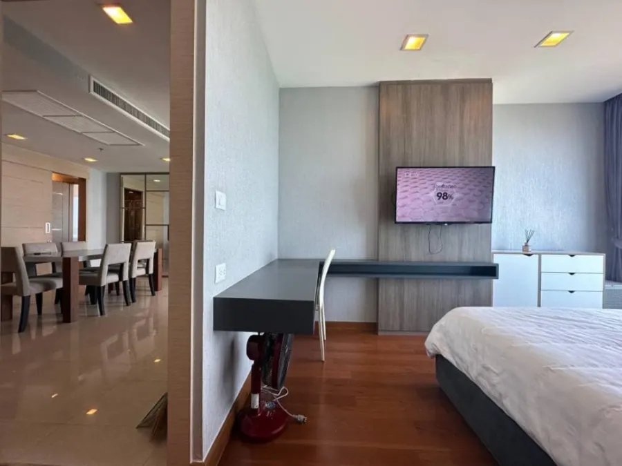 For sale: The Palm Wongamat Beach Pattaya, spacious room, high floor, fully decorated, Buit-In, move in now.