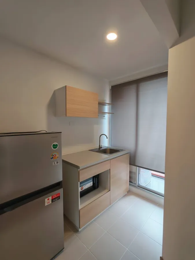 For rent: Sena Kit Bangna - Km. 29 (Building B5, 2nd floor). Separate living area and kitchen. Ready to move in.