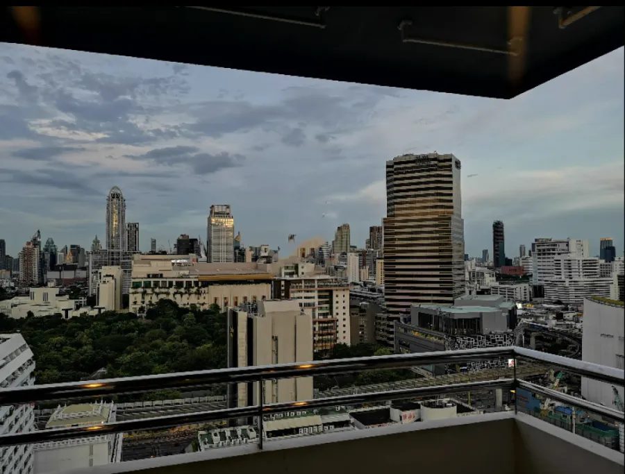 For rent!! Condo Baan Kasemsan 1, 21st floor, very nicely decorated room. Ready to move in. Hurry up to reserve!!