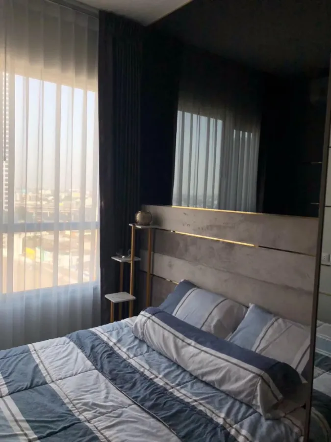 For rent, Knightsbridge Prime On Nut, room decorated in cool gray tones. The built-in bedroom is very nice. Ready, book now.