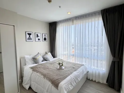 For rent The Sky Sukhumvit, a nice decorated room, white tones, easy on the eyes, easy on the price, hurry and reserve now, don't wait.