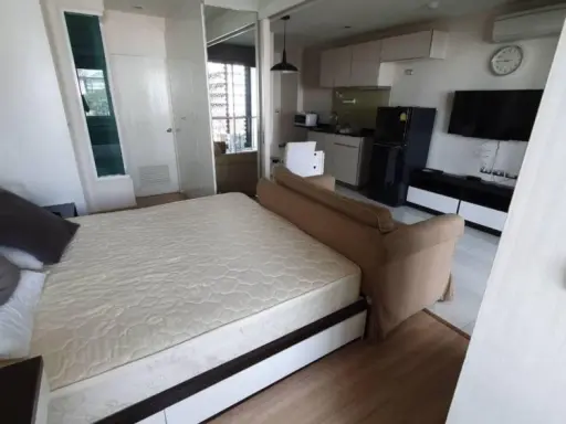 For rent: Tree Condo Ekamai (Sukhumvit 40), 5th floor, nice room, simple, easy on the eyes, hurry and reserve it.