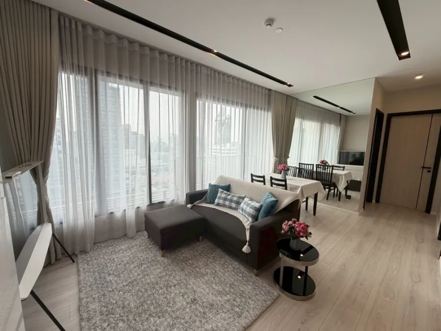 For rent: The Room Phayathai, high floor, spacious room with lots of windows, plenty of natural light, bright, airy, not hot, beautiful city view.