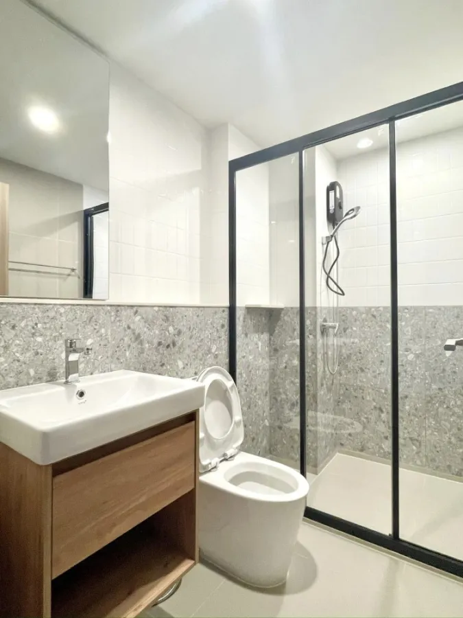 For rent or sale, The Line Vibe, high floor, very spacious room with a big screen TV. Movie lovers, don't miss out. Book now, get it first.