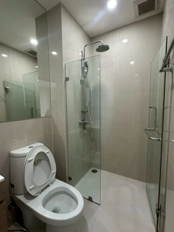 For rent: Noble Revolve Ratchada 2, 32nd floor, fully furnished unit, very livable. Book now, don't miss out!