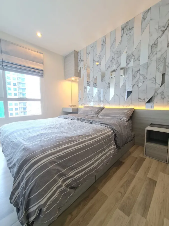 Condo for sale, rent, The Key Sathorn - Charoenrat, decorated with built-in marble pattern. Genuine leather sofa, very comfortable to sit on. Book now