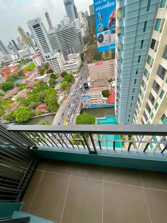For rent: Q Asoke condo, 48 sq.m. corner unit, 2 bedrooms, 21st floor, south facing with pool view. Convenient and fully furnished.