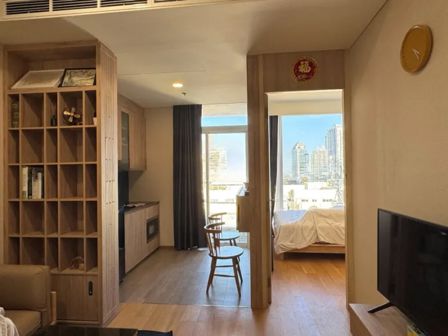 For sale or rent: Siamese Exclusive Sukhumvit 42, 9th floor. Great view, spacious and airy. Clean and well-maintained unit with a peaceful atmosphere.