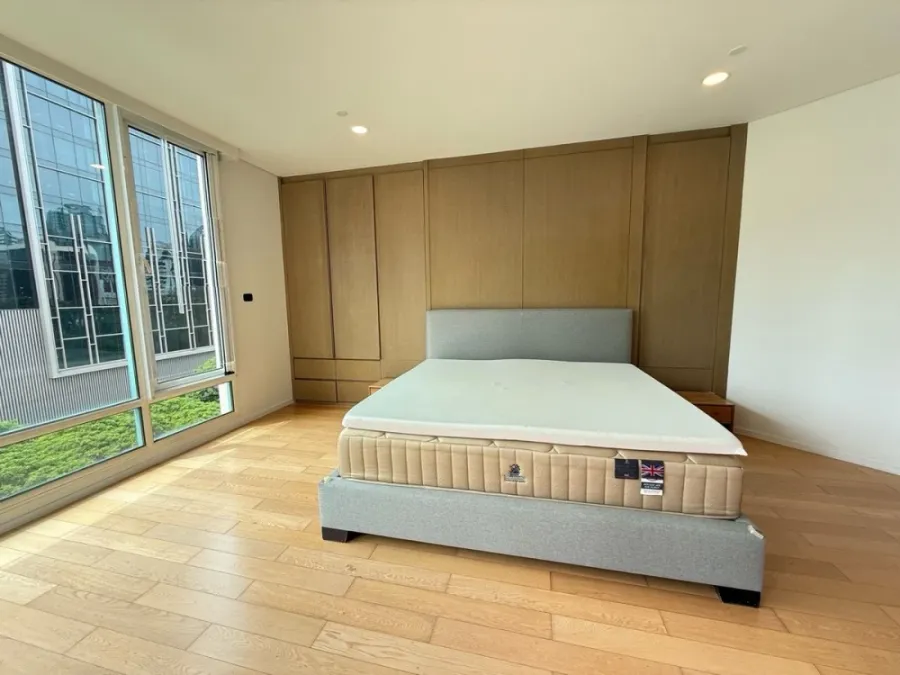 For rent: The Park Chidlom, 4th floor. Spacious and comfortable unit, fully furnished. Book now! (Quickly!)