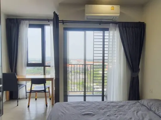 For rent: Modiz Long Rangsit, room 27 sq m, 14th floor, north side, not hot, full view of Thammasat University that you should not miss.