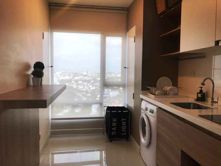 Sell Centric Tiwanon Station, view of the train, north, no noise, room is not hot, interested in booking now