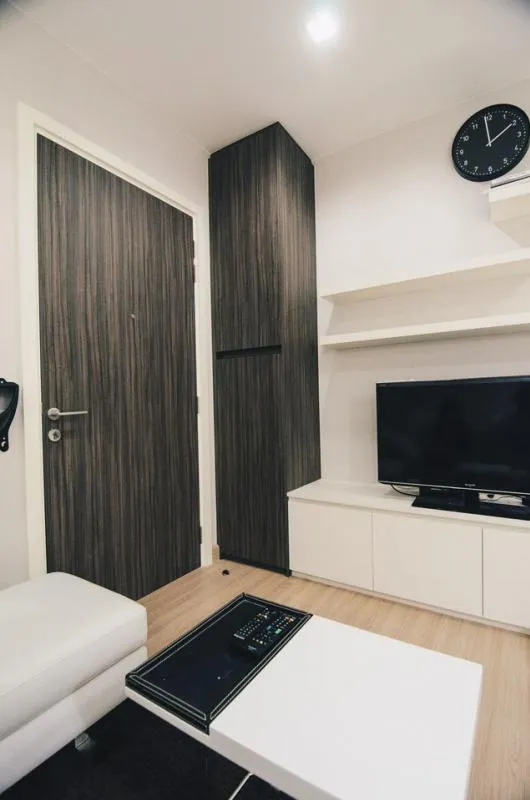 ให้เช่า Urbano Absolute Sathon-Taksin Studio ชั้น 10 ทิศใต้ ไม่ร้อน เห็นวิวเมือง เฟอร์ครบ พร้อมอยู่