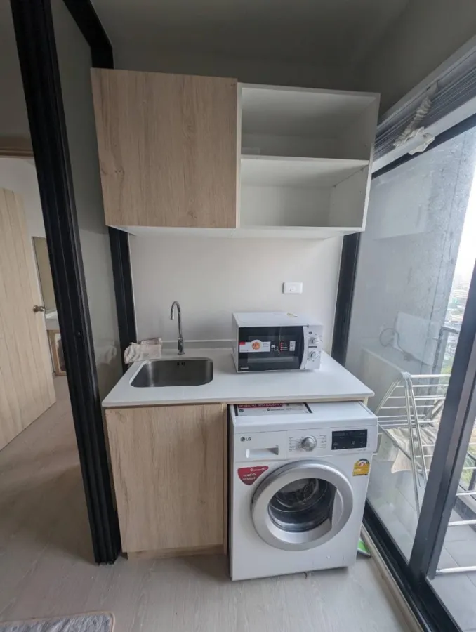 For rent!! Condo New Noble Ngamwongwan, complete with furniture and electrical appliances. If you don't reserve, you will regret it!!