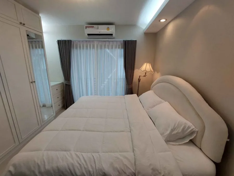 Condo for rent, The Seed Phaholyothin 14, corner room, facing south, front view of the project The balcony is very wide. Hurry up.