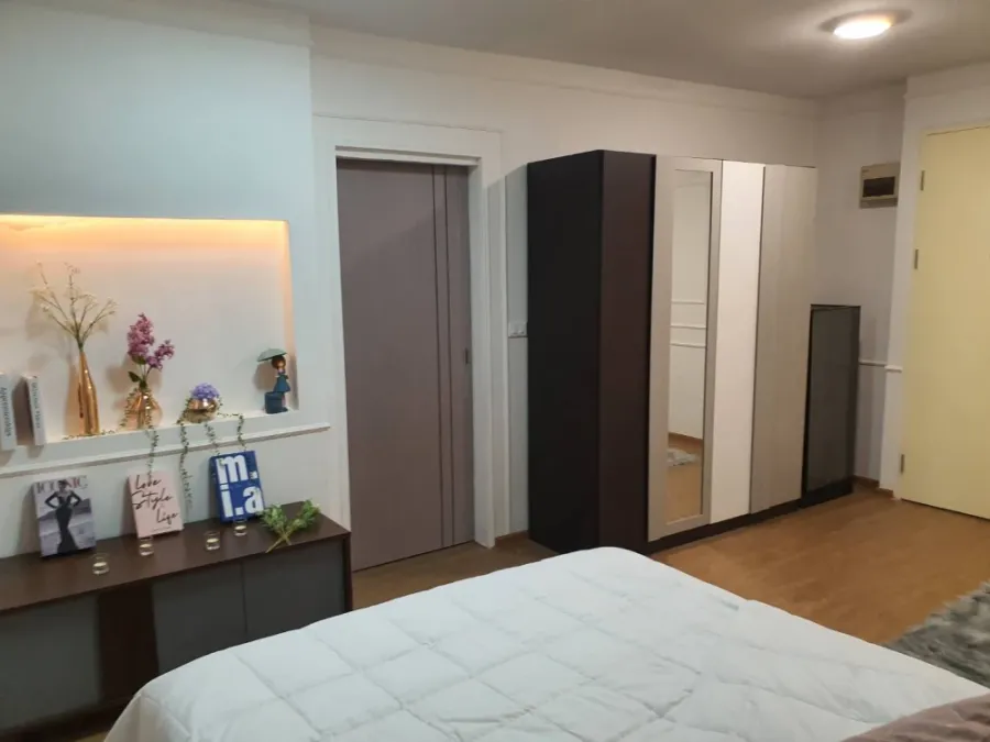 For sale: IRIS Avenue On Nut - Wongwaen, has a balcony, lots of wind flowing in, fully furnished, making the room warm, comfortable, and very homey. B