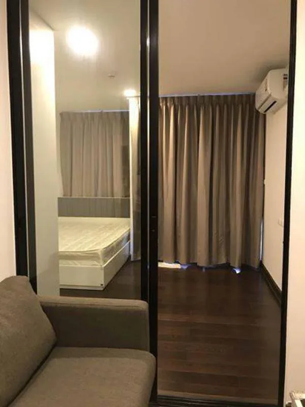 For rent Bangkok Feliz Sathorn-Taksin. The room is beautifully decorated, simple, modern tone, west side, beautiful view, fully furnished.