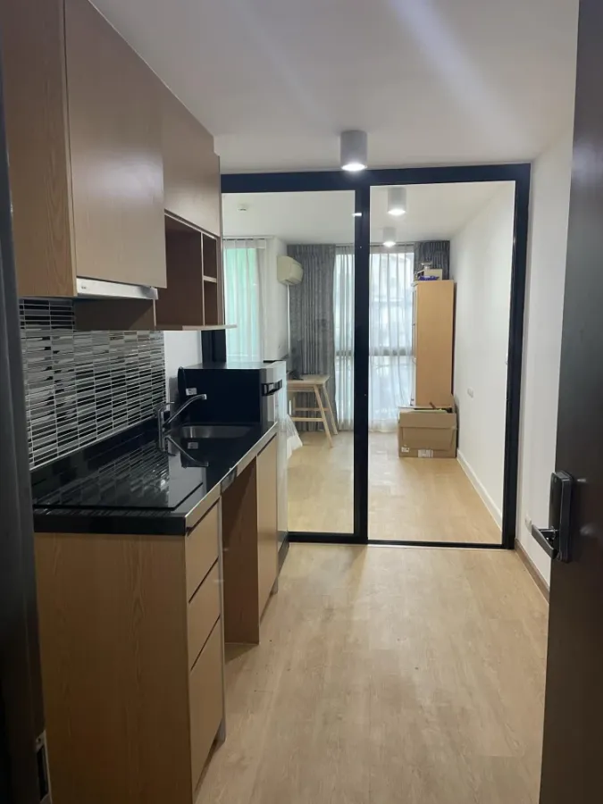 For rent: Bangkok Feliz Sukhumvit 69-2, size 28 sq m, 3rd floor, fully furnished, just bring your bag and move in.