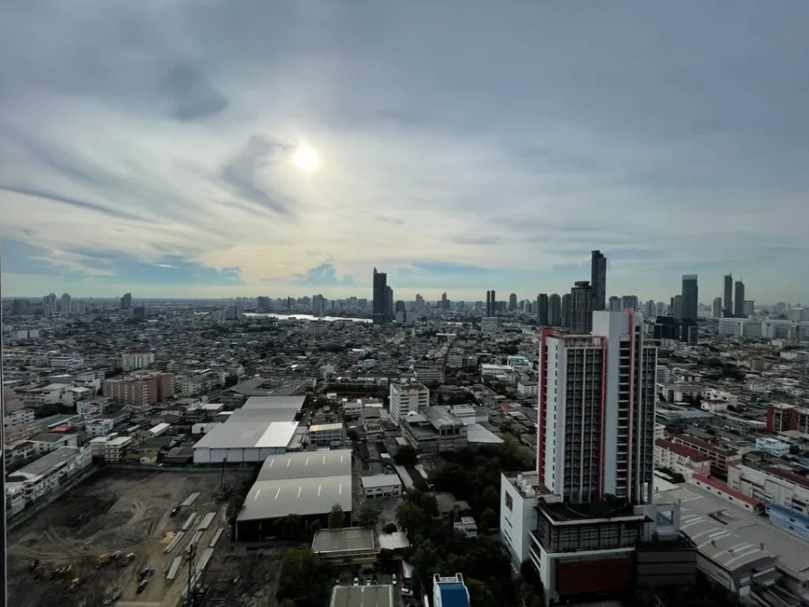 For rent: The key Sathorn-Charoenrat, 34th floor, very beautiful city view. The bed is soft and comfortable to sleep on. Hurry and reserve it.