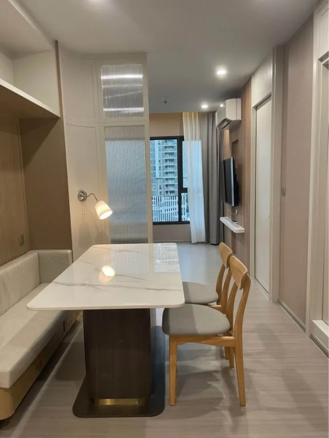 For Rent Life Asoke-Rama 9, very beautiful room, decorated in minimalist style, warm tones, very inviting, don't miss it.