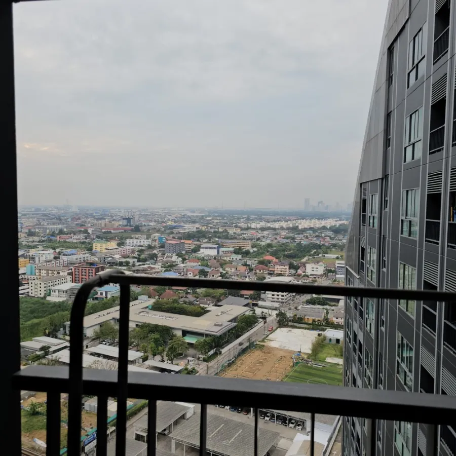 For sale: Ideo Mobi Sukhumvit Eastgate, with beautiful wallpaper, high floor, stunning city view. If you don't book, you'll really miss out.