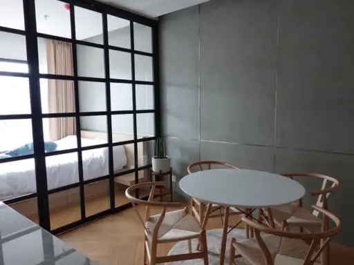 Life Asoke for sale, well decorated room Built-ins around the room Complete set of furniture Just come and move in.