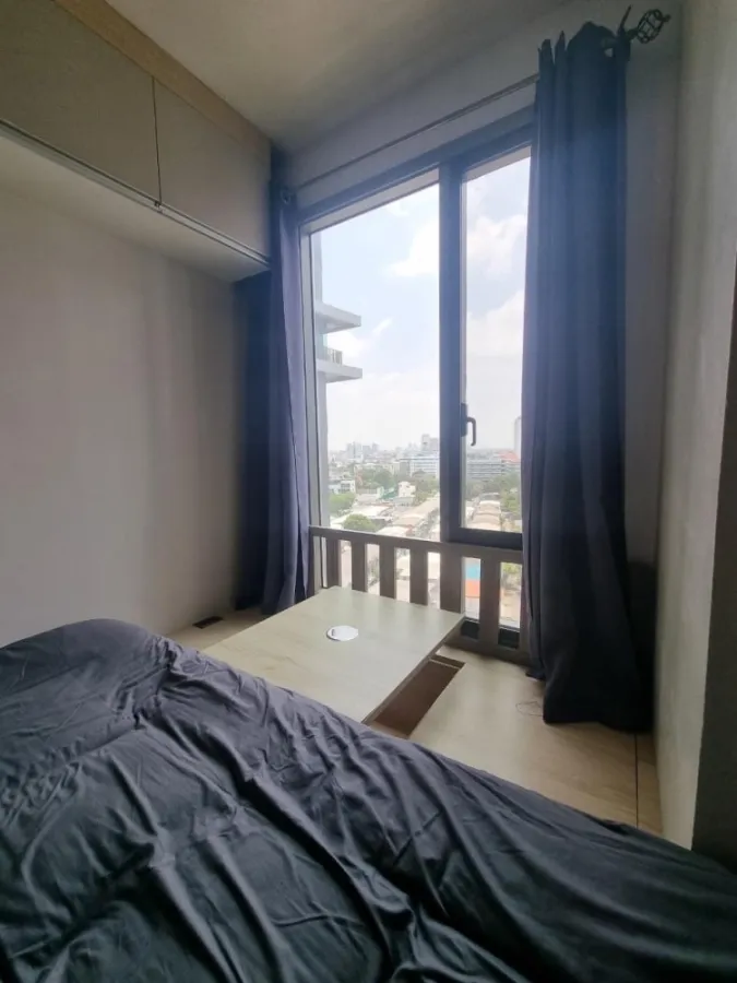 For rent, Seal by Sansiri Ekkamai, corner room, not crowded. The bedroom has good built-ins. Lots of storage space.