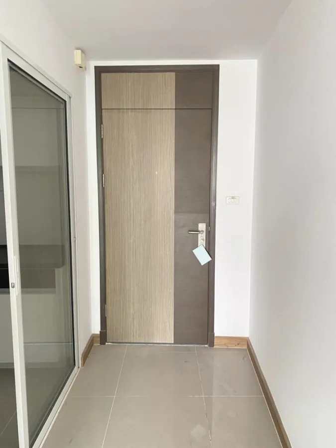 For rent Supalai River Resort Charoen Nakhon, empty room, wide area, balcony, view along the Chao Phraya River.