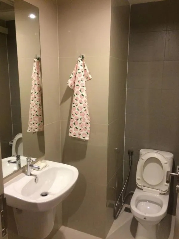 For rent The Capital Ratchaprarop-Vibha. New interior, 1 bedroom, fully furnished, 2 layers of curtains, soft sofa, satisfied. Book now. Hurry up.