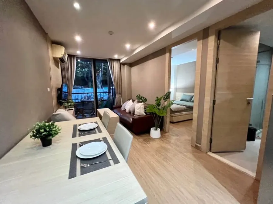 For sale, for rent, Class Condo Silom, corner room, spacious room, very quiet, very private, beautifully decorated, resort feel, don't miss it.