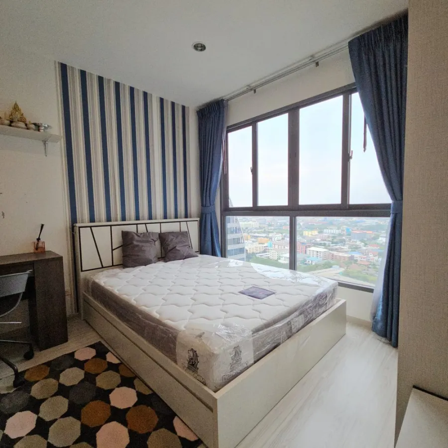 For sale: Ideo Mobi Sukhumvit Eastgate, with beautiful wallpaper, high floor, stunning city view. If you don't book, you'll really miss out.
