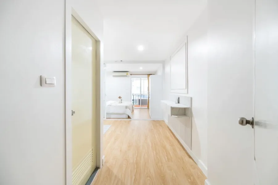 Condo for sale, Regent Home 12, Lat Phrao 41, partitioned room, decorated in minimalist style. Swimming pool view Don't delay.