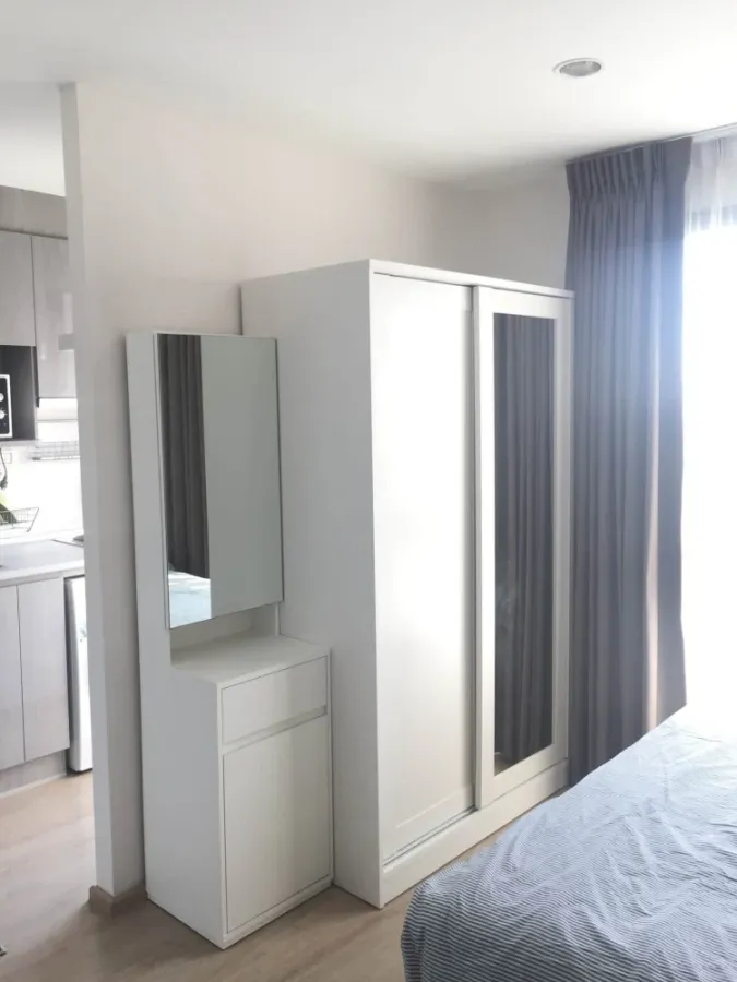 Selling a studio condo at Ideo Sathorn-Tha Phra, 10th floor, at an unbeatable price. Don't miss out!