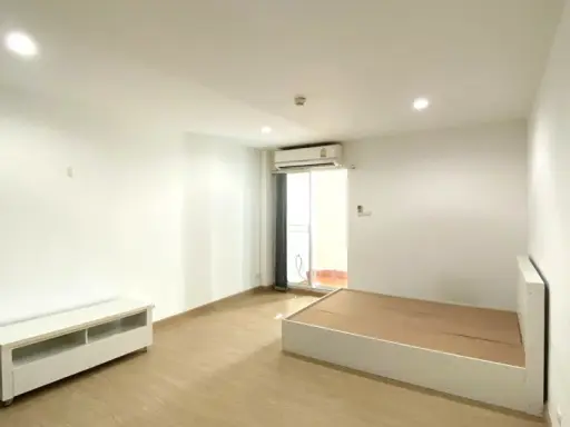 For rent: Regent Home 14 Sukhumvit 93, studio room, 7th floor, good height, reserve first and get in first.