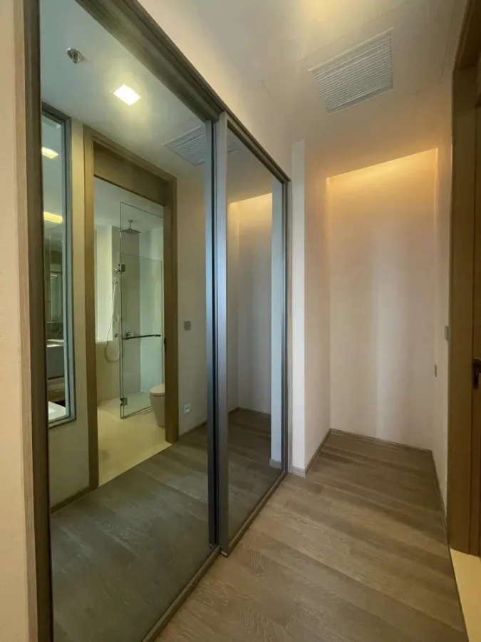 For rent, The Esse Asoke, 23rd floor, very beautiful view, good furniture. Complete electrical appliances If interested, hurry and reserve now.
