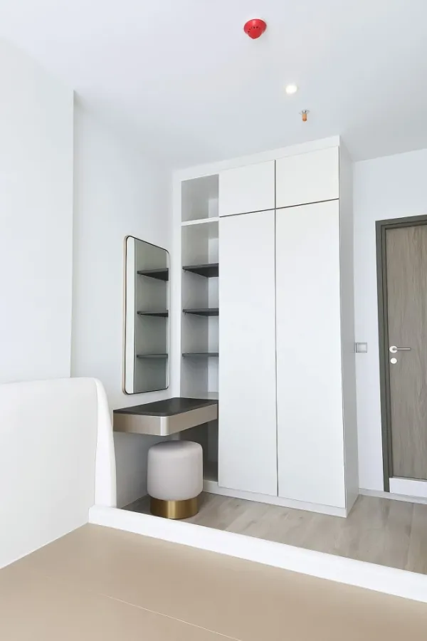 For rent Rhythm Ekkamai Estate, floor to ceiling height 2.80 meters, fully furnished and electric appliances, move in now, don't hesitate.