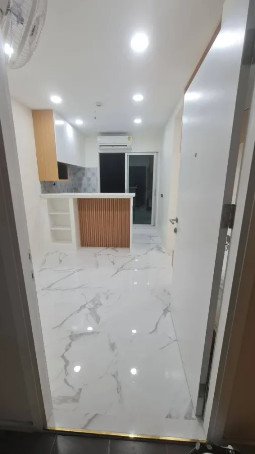 Plum Condo Chaengwattana Station for sale. Nice unit on the 2nd floor (not too high). Built-in interior. Reserve now!